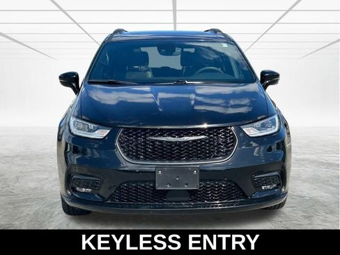 Used 2025 Chrysler Pacifica Limited image 8