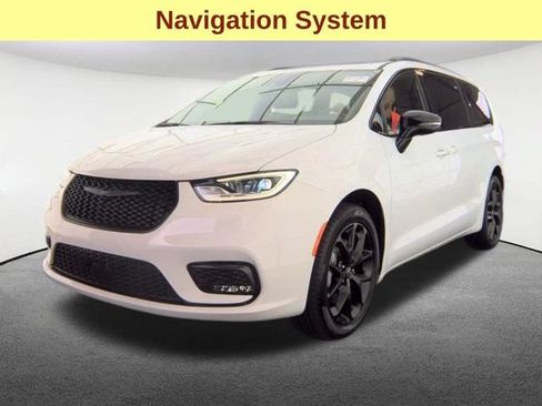 Used 2025 Chrysler Pacifica Limited w/ Trailer Tow Group AWD/4WD image 4