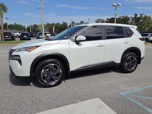 Used 2025 Nissan Rogue SV FWD image 2