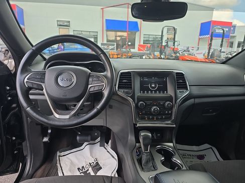 Used 2019 Jeep Grand Cherokee Laredo AWD/4WD image 15