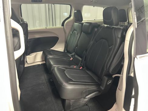 Used 2024 Chrysler Pacifica Touring-L w/ Uconnect Theater Family Group FWD image 23