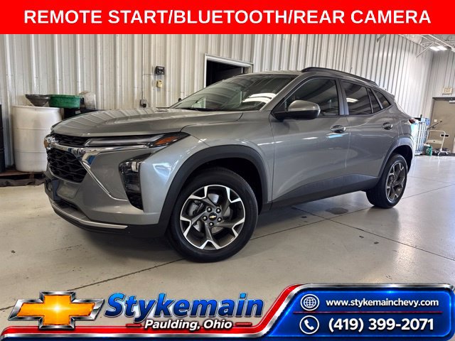 Used 2025 Chevrolet Trax LT FWD image 1