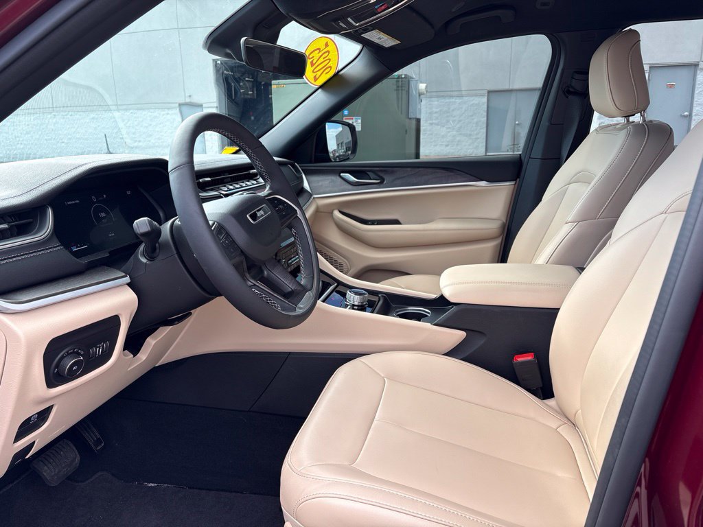 Used 2025 Jeep Grand Cherokee Limited w/ Black Appearance Package AWD/4WD image 8