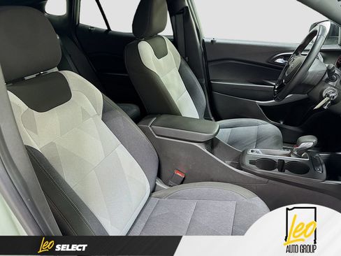 Used 2024 Chevrolet Trax RS w/ Sunroof Package FWD image 30