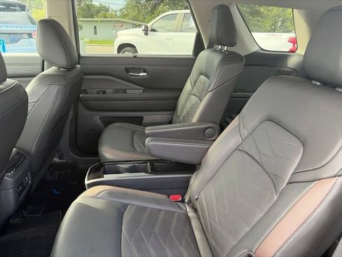 Used 2024 Nissan Pathfinder Platinum AWD/4WD image 23