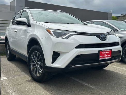 Used 2018 Toyota RAV4 LE w/ Carpet Mat Package AWD/4WD image 3