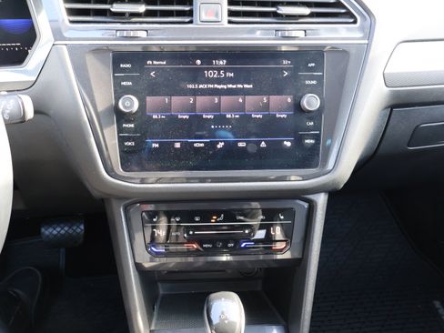 Used 2022 Volkswagen Tiguan SE w/ Panoramic Sunroof Package image 24