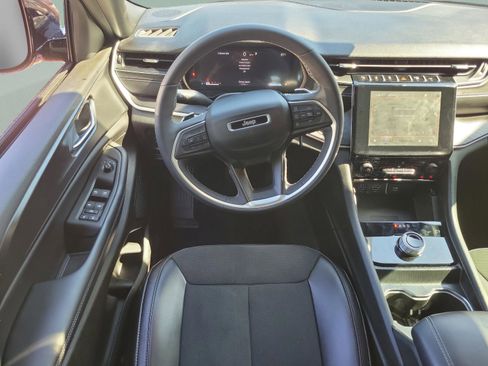 Used 2025 Jeep Grand Cherokee Altitude RWD image 9