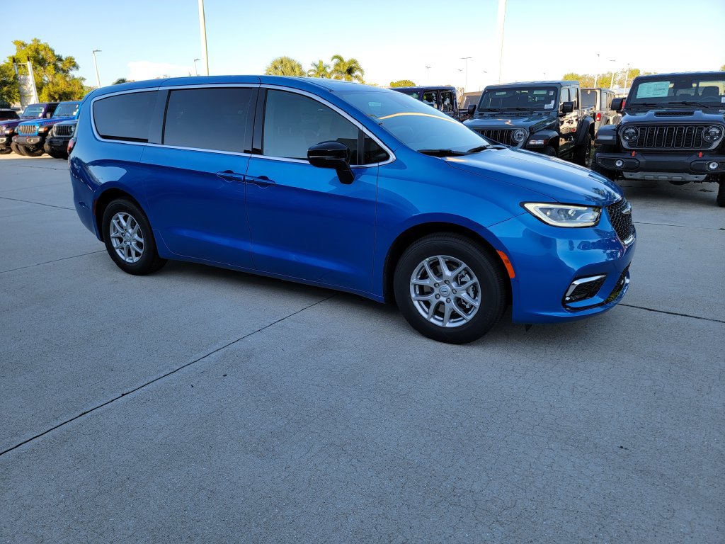 New 2026 Chrysler Pacifica Select FWD image 7