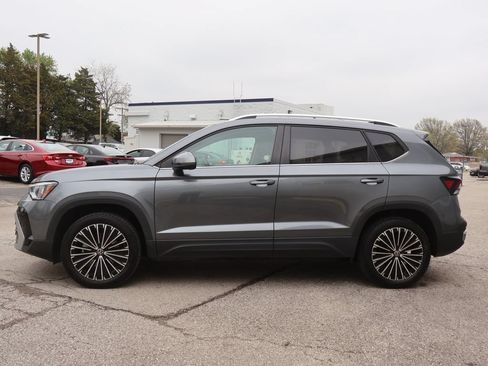 Used 2025 Volkswagen Taos SE FWD image 5