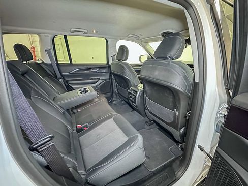 Used 2023 Jeep Grand Cherokee Laredo image 28