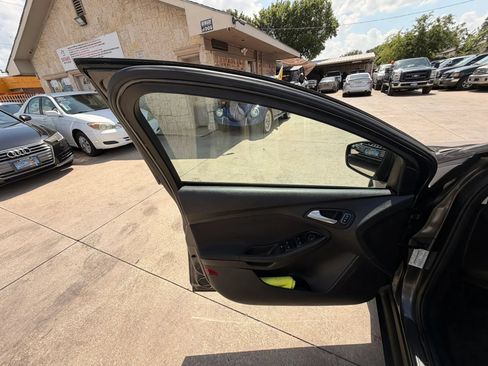 Used 2016 Ford Focus SE FWD image 22