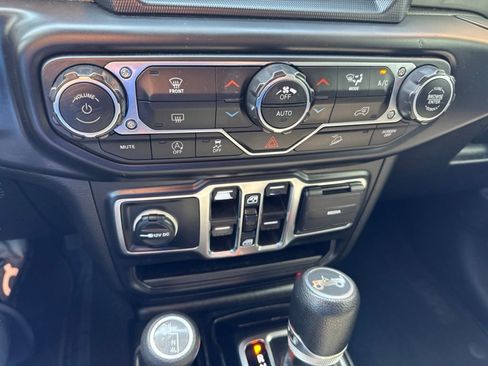 Used 2018 Jeep Wrangler Unlimited Sahara AWD/4WD image 13