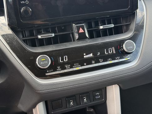Used 2025 Toyota Corolla Cross XLE FWD image 22