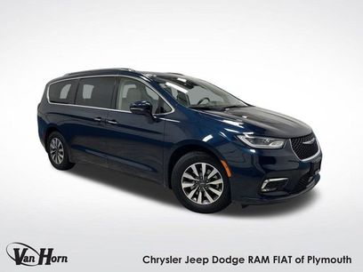 Used 2021 Chrysler Pacifica Touring-L w/ Uconnect Theater Family Group