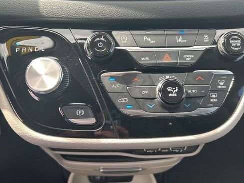 Used 2023 Chrysler Pacifica Touring-L FWD image 35