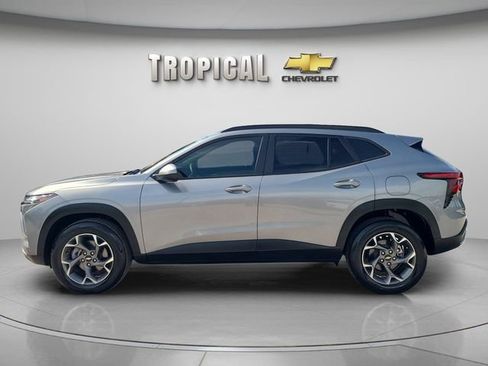Used 2024 Chevrolet Trax LT w/ Driver Confidence Package FWD image 2