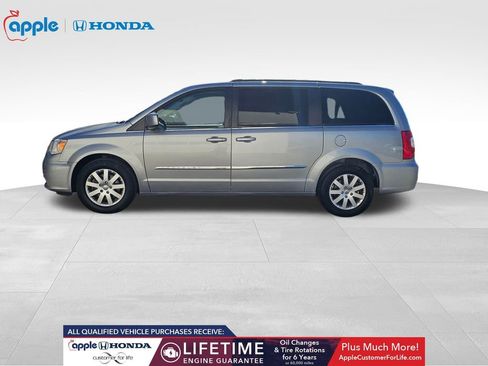 Used 2016 Chrysler Town & Country Touring image 8