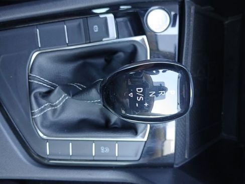 Used 2024 Volkswagen Taos SE image 25