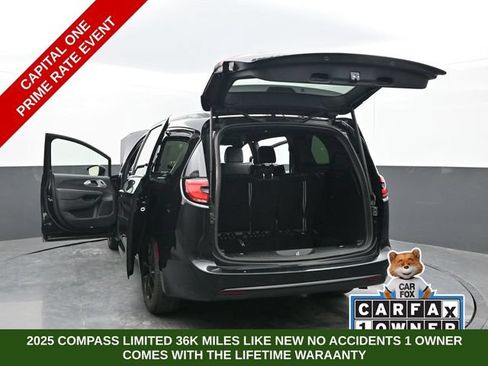 Used 2025 Chrysler Pacifica Limited FWD image 65