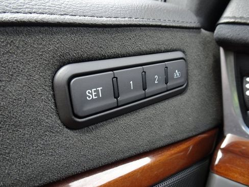 Used 2018 Cadillac Escalade Premium Luxury RWD image 23