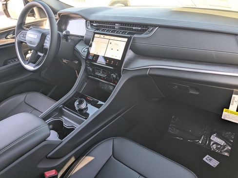 New 2025 Jeep Grand Cherokee Limited image 9