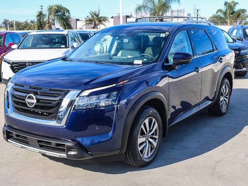 Used 2023 Nissan Pathfinder SL image 3