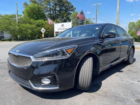 Used 2017 Kia Cadenza Premium w/ Luxury Package FWD image 3