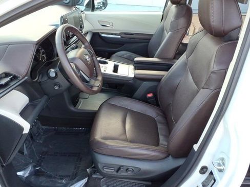 Used 2021 Toyota Sienna Platinum FWD image 14