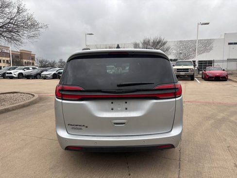 Used 2024 Chrysler Pacifica Touring-L w/ Uconnect Theater Family Group image 6