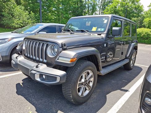 Used 2018 Jeep Wrangler Unlimited Sahara w/ Cold Weather Group AWD/4WD image 2