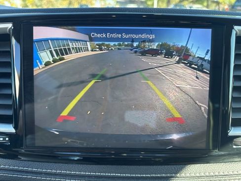 Used 2023 Chrysler Pacifica Touring-L image 14