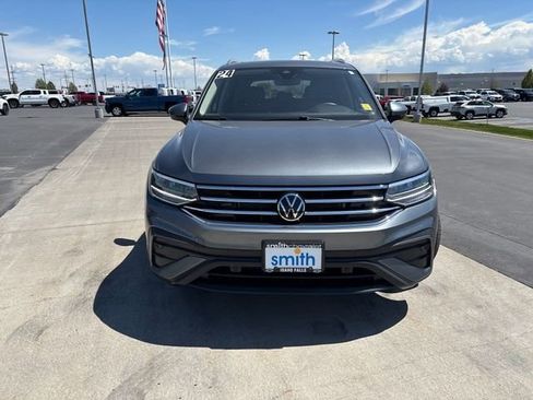 Used 2024 Volkswagen Tiguan SE w/ Panoramic Sunroof Package AWD/4WD image 8