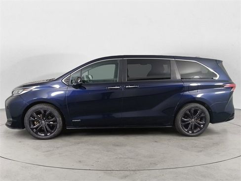 Used 2021 Toyota Sienna XSE image 2