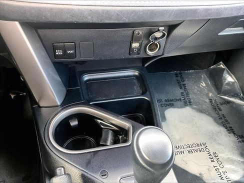 Used 2018 Toyota RAV4 LE FWD image 24