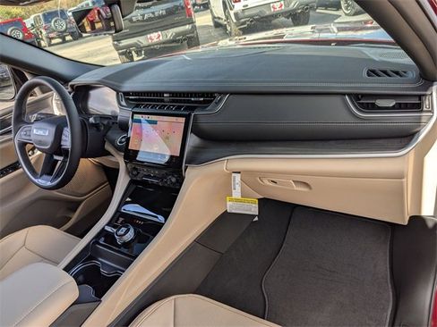 New 2025 Jeep Grand Cherokee Limited w/ Luxury Tech Group II image 40