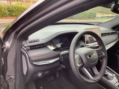 Used 2024 Jeep Compass Trailhawk image 9