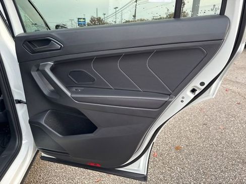 New 2024 Volkswagen Tiguan SE image 37