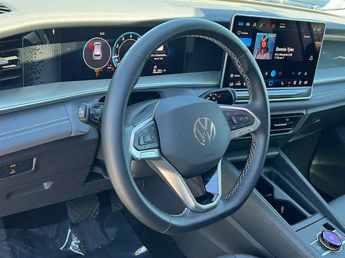 Certified 2026 Volkswagen Tiguan SE AWD/4WD image 10