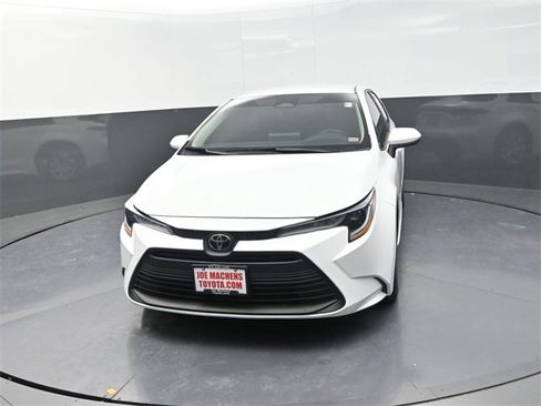 Used 2023 Toyota Corolla LE image 3