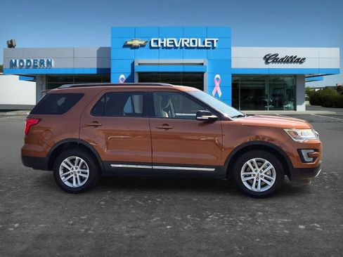 Used 2017 Ford Explorer XLT FWD image 6