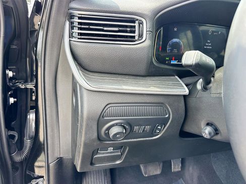 Used 2024 Jeep Wagoneer L Series II RWD image 10