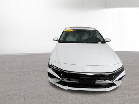 Used 2024 Hyundai Elantra Limited FWD image 3
