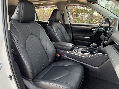 Used 2024 Toyota Highlander Platinum image 32