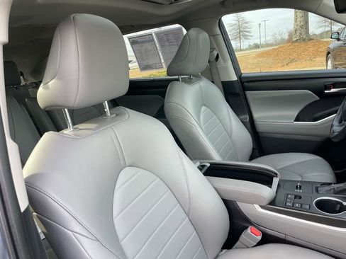 Used 2023 Toyota Highlander XLE image 33