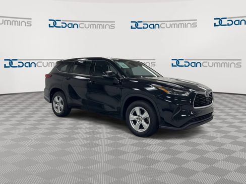 Used 2022 Toyota Highlander L FWD image 2