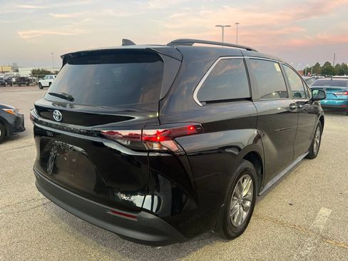 Used 2025 Toyota Sienna XLE FWD image 4