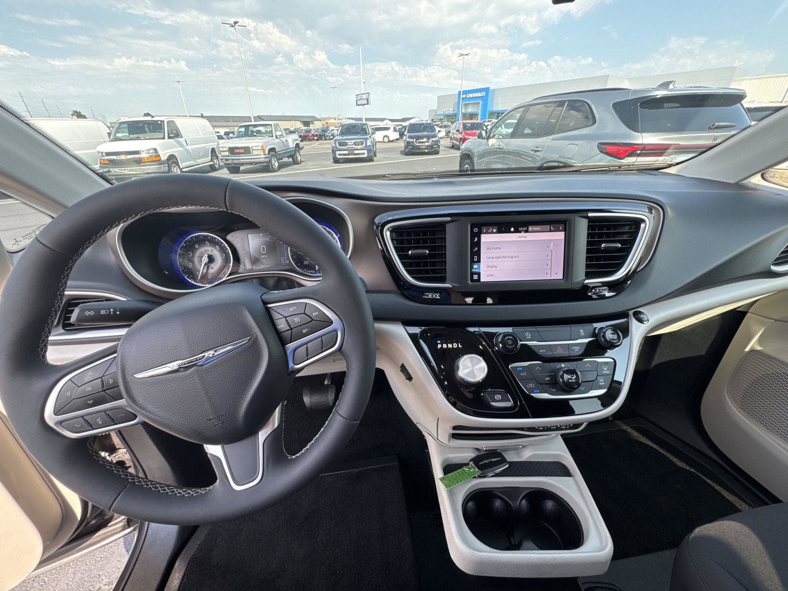 Used 2022 Chrysler Voyager LX FWD image 21