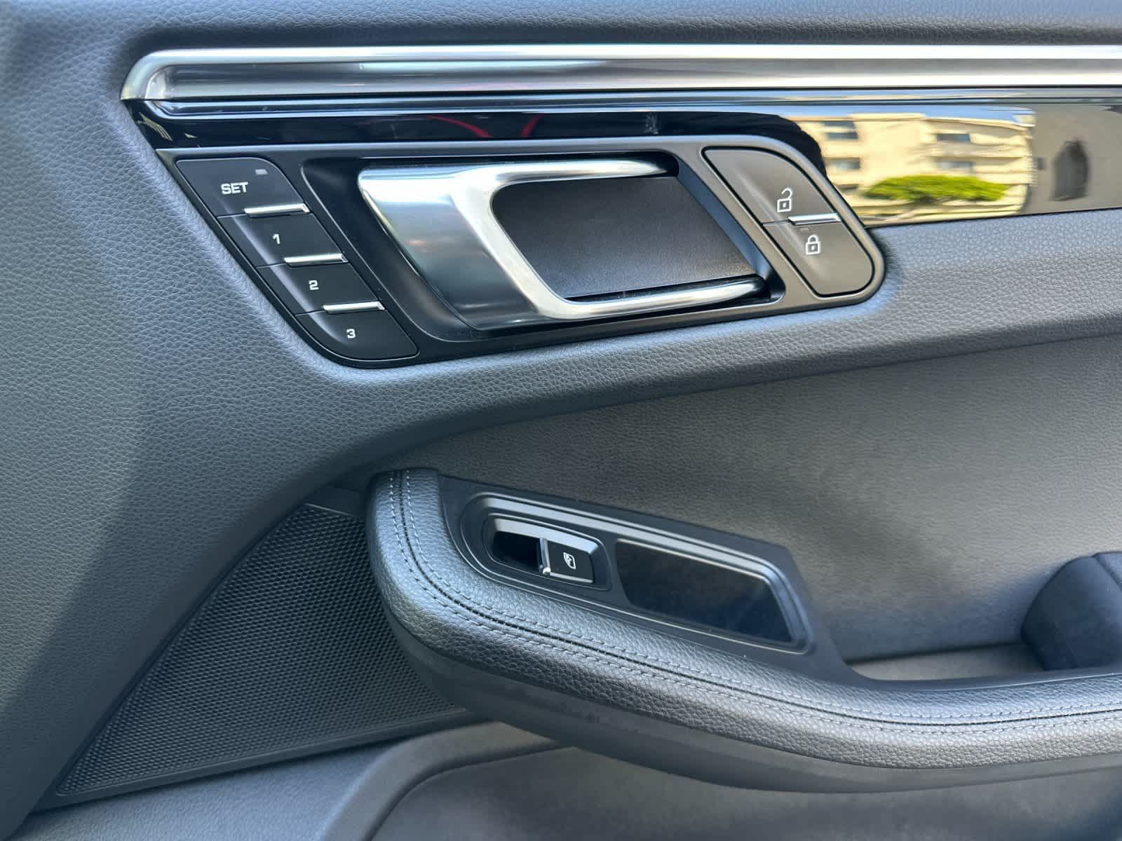 Certified 2025 Porsche Macan AWD/4WD image 19