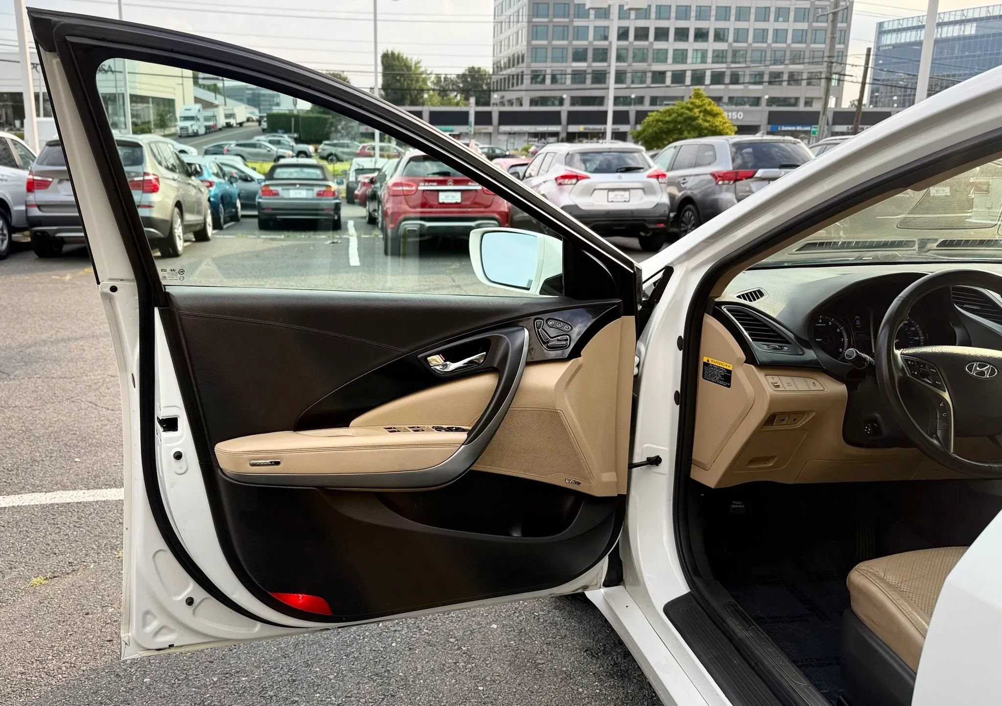 Used 2013 Hyundai Azera w/ Technology Pkg FWD image 9